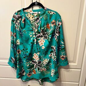 VIOLET + CLAIRE Green Floral V-Neck ¾ Sleeve Hi-Low Blouse (Size 1X)
